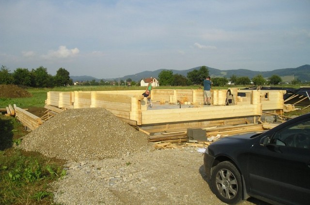 Začátek stavby srubu