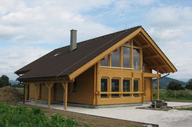 Osazení oken na srubovém domě