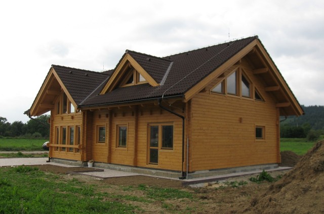 Osazení oken na srubovém domě