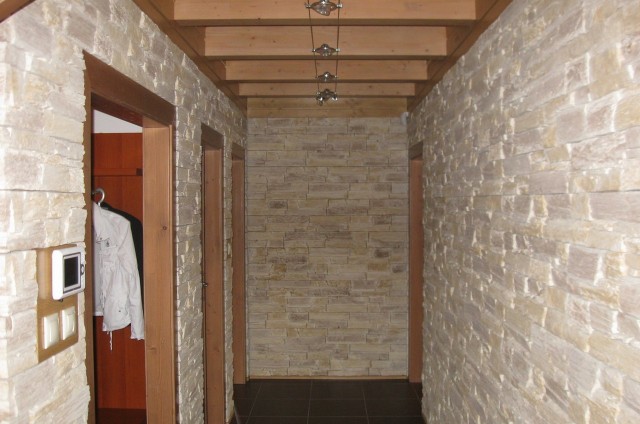 Chodba v přízemí srubu