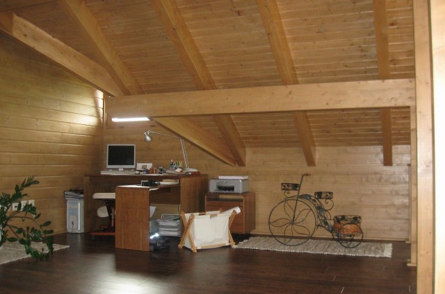 Pracovna v podkroví srubu