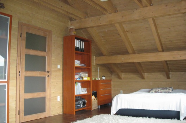 Ložnice v podkroví luxusního srubu