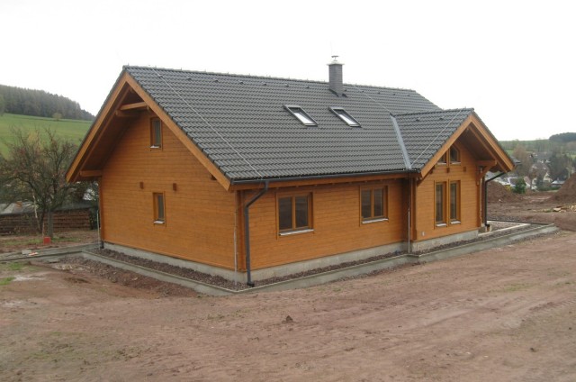 Vyrovnávání terénu kolem srubového domu