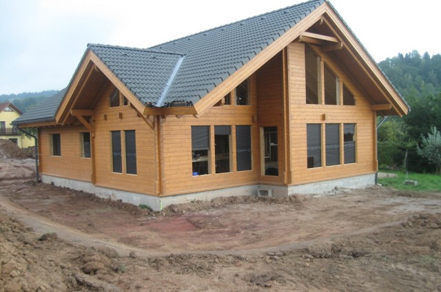 Pokládka střešní krytiny srubového domu