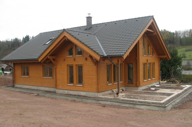 Vyrovnávání terénu kolem srubového domu