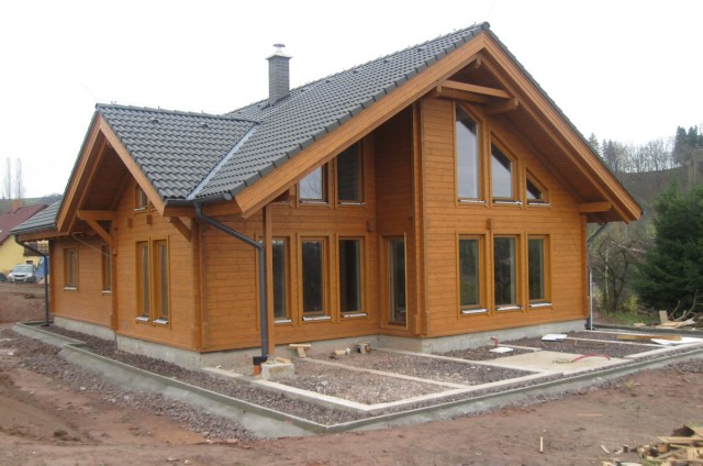 Betónování obrubníku u srubového domu