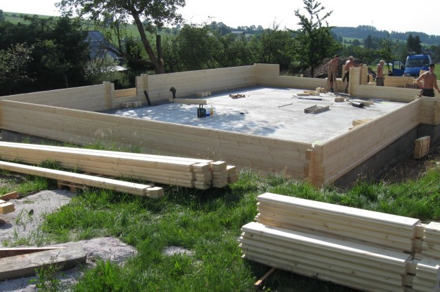 Montáž srubového domu