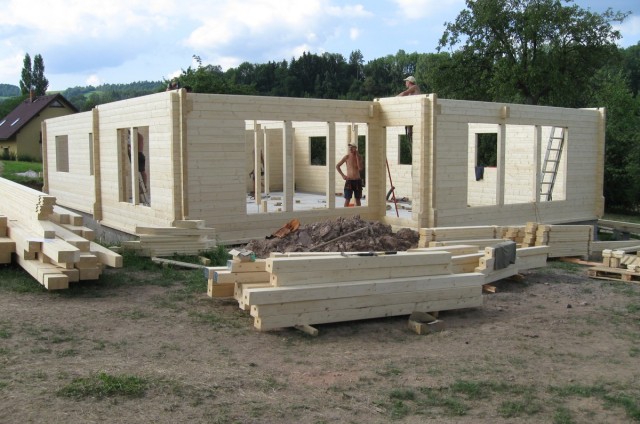 Montáž srubového domu