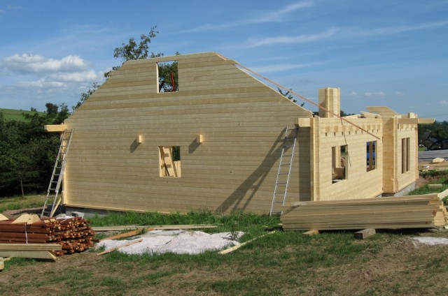 Štítová stěna srubového domu