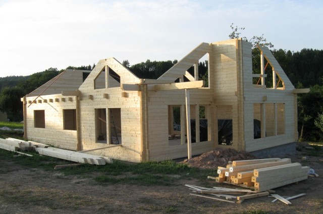 Štítová stěna a vikýř srubového domu