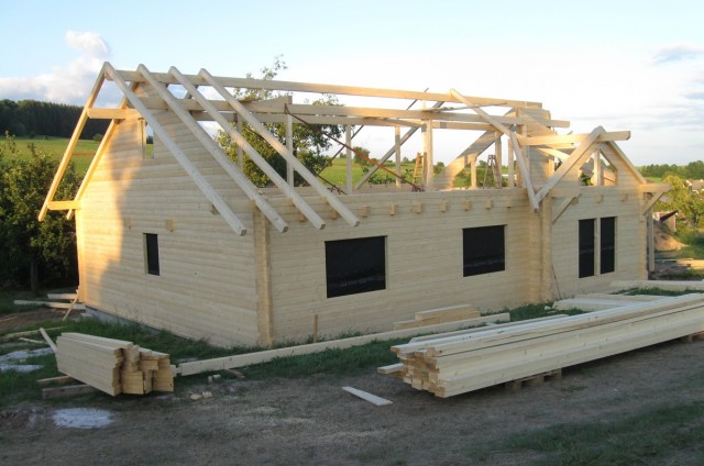 Stavba krovu srubového domu