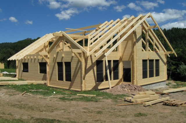 Stavba krovu srubového domu