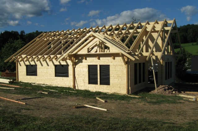 Stavba krovu srubového domu