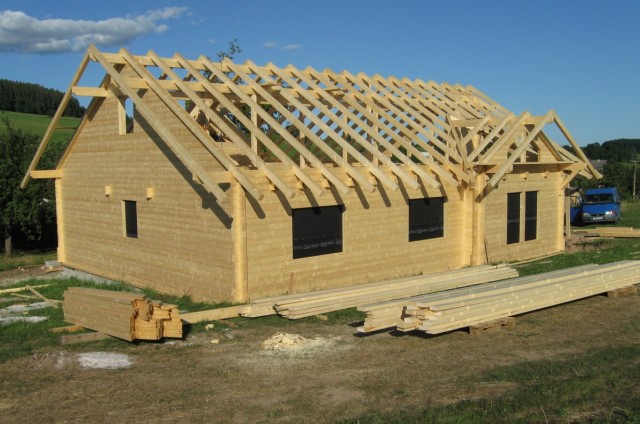 Stavba krovu srubového domu