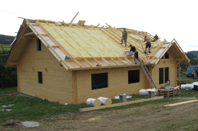 Zateplování střechy srubového domu