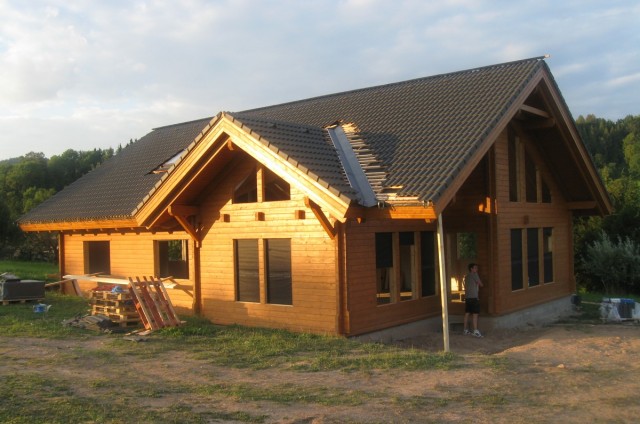 Pokládka střešní krytiny srubového domu