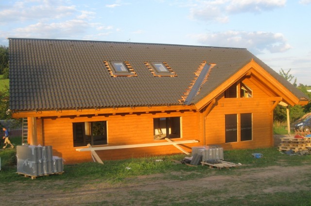 Pokládka střešní krytiny srubového domu