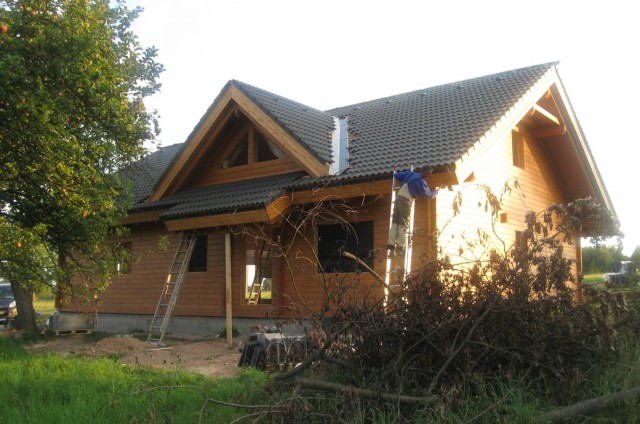 Pokládka střešní krytiny srubového domu