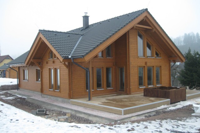Dokončování srubového domu v zimě