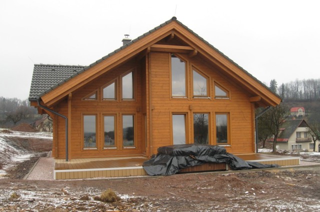 Prosklená štítová stěna srubového domu