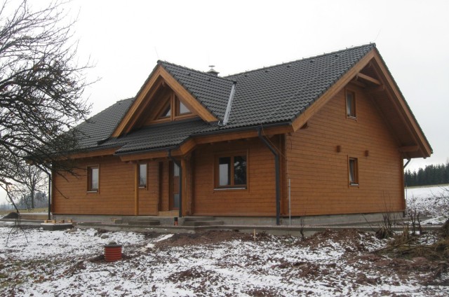 Betónování obrubníku u srubového domu