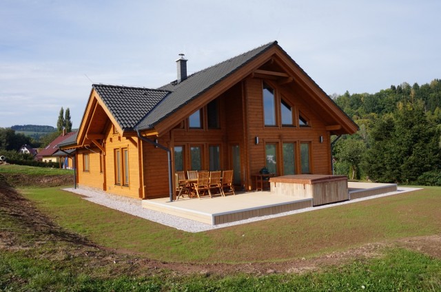 Terasa a prosklený štít srubového domu