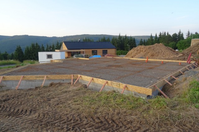 Realizace základů srubu