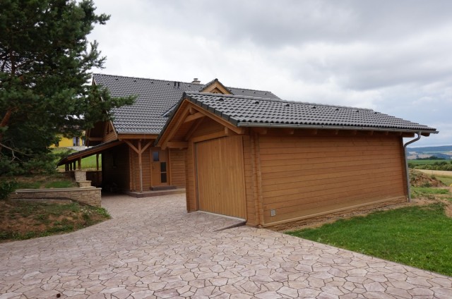 Exteriér dřevěného srubu Boskovice - srpen 2014