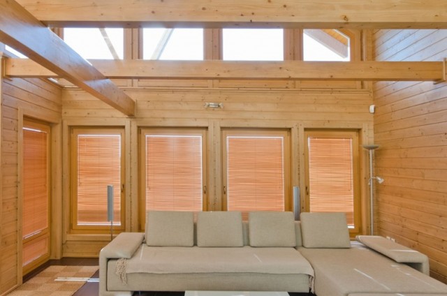 Obývací pokoj s proskleným štítem ve srubu