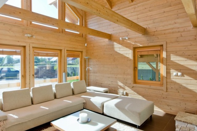 Obývací pokoj s proskleným štítem ve srubu