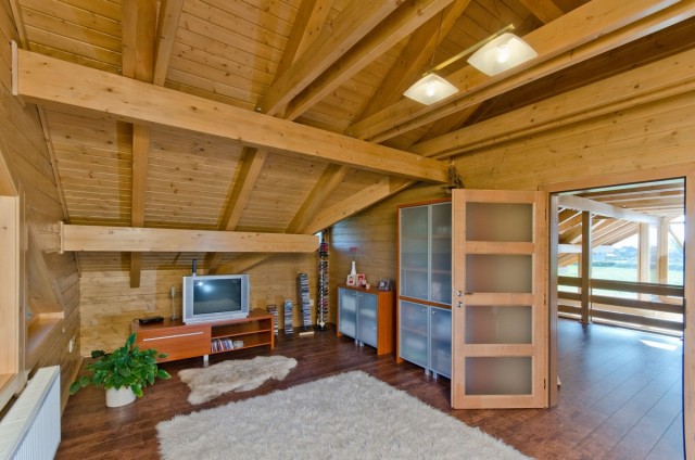 Pokoj v podkroví srubu