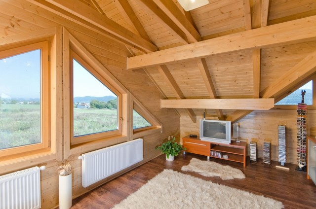 Pokoj v podkroví srubu