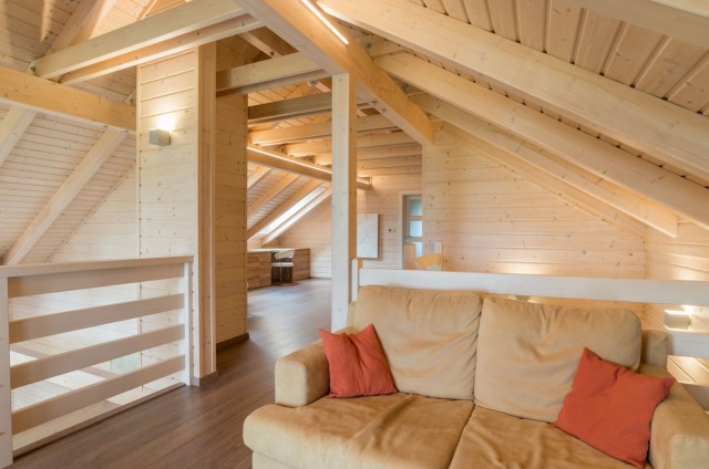 Obývací pokoj v podkroví srubu