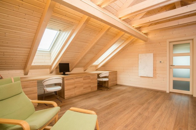 Pracovna v podkroví srubu