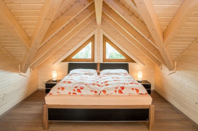 Ložnice v podrkoví srubu