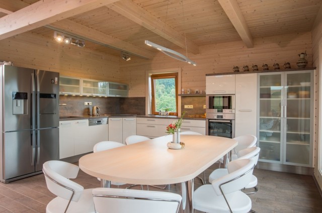 Kuchyně a jídelní kout srubu