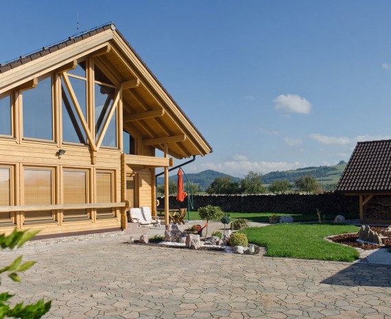 Prosklený štít luxusního srubu