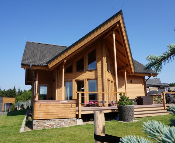 Prosklený štít srubu