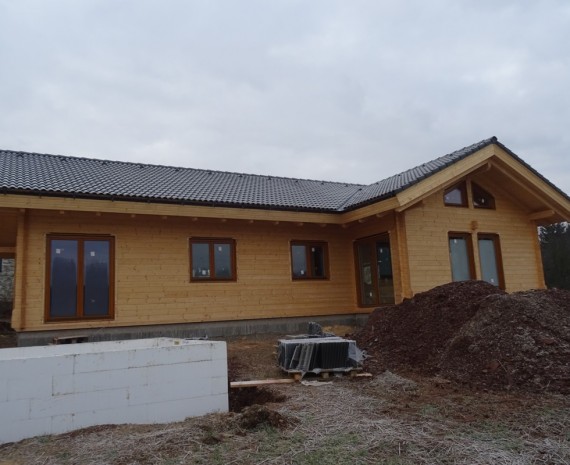 Osazení oken u srubu