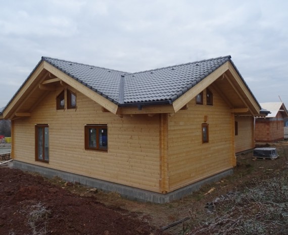 Osazení oken u srubu