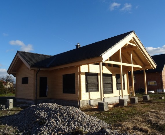 Střešní krytina na srubovém domě - čelní pohled s terasou