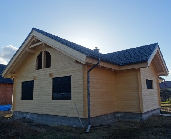 Střešní krytina na srubovém domě