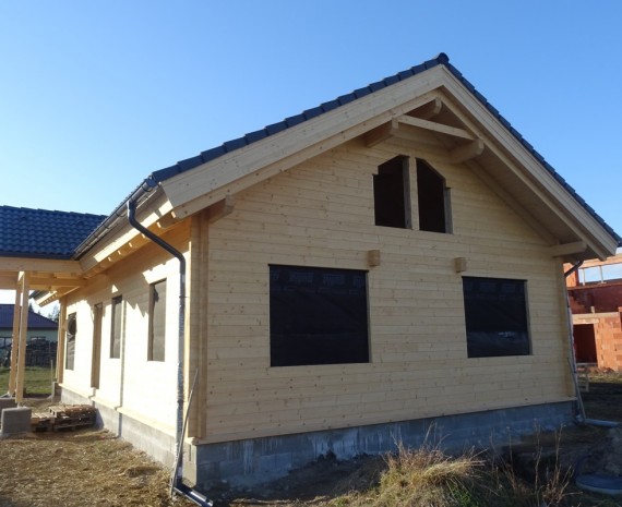 Střešní krytina na srubovém domě - zadní pohled s vchodem