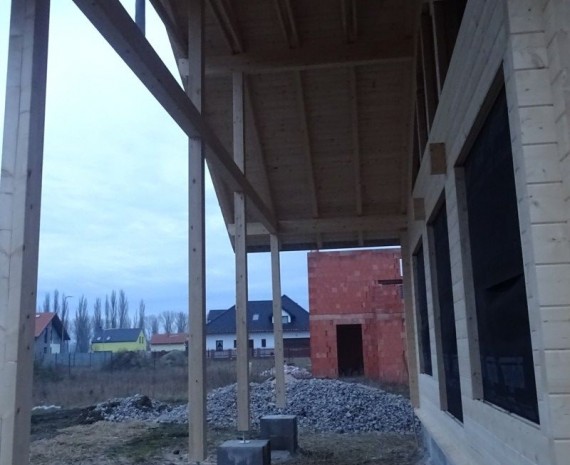 Terasa u srubového domu