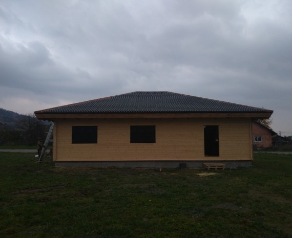 Pokládka střešní krytiny srubu