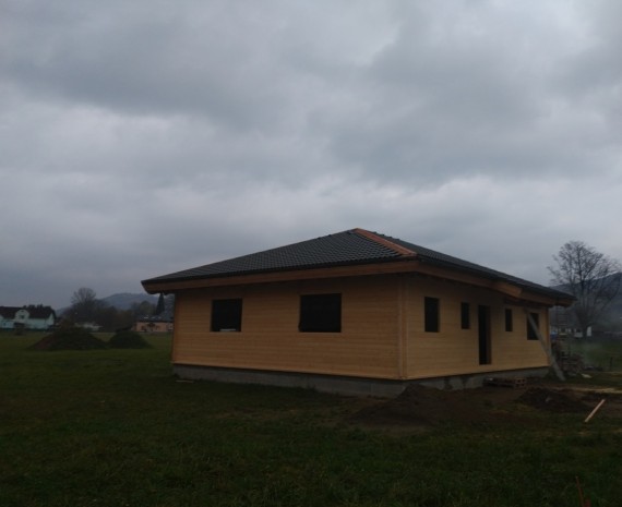 Pokládka střešní krytiny srubu