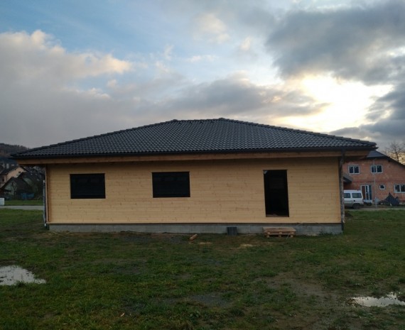 Pokládka střešní krytiny srubu