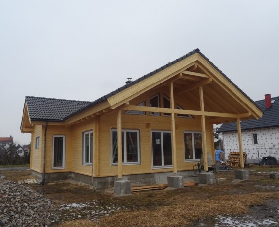 Osazení oken na srubový dům - čelní pohled s terasou