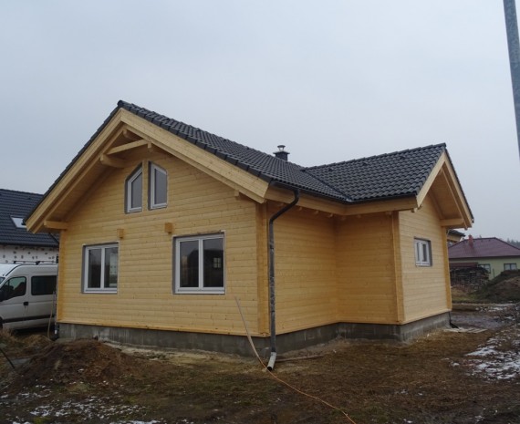 Osazení oken na srubový dům - zadní pohled