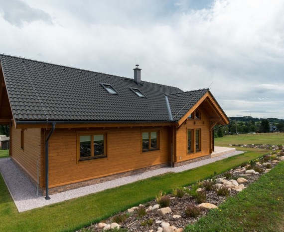 Chodníky okolo srubového domu